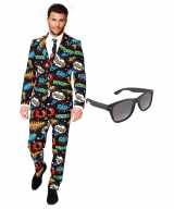 Comic print heren feest outfit maat 56 xxxl gratis zonnebril